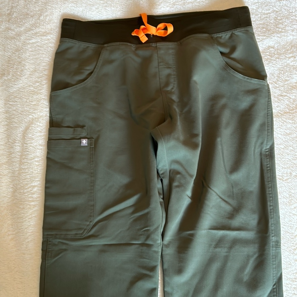Figs, ladies, scrub, bottom size, medium color, olive.